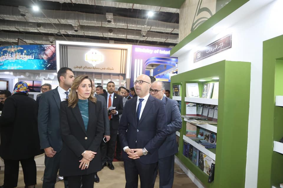 وزارة الثقافة: وزيرة الثقافة تتفقد معرض القاهرة الدولي للكتاب في أول أيام فتح أبوابه للجمهور 78621 1
