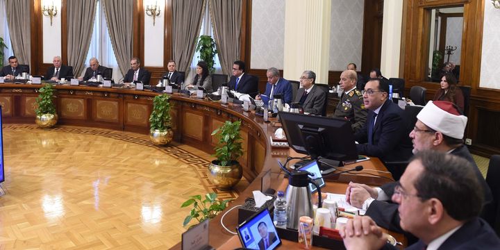 خلال اجتماع مجلس الوزراء اليوم: رئيس الوزراء يهنئ المواطنين الأقباط بمناسبة احتفالات عيد الميلاد المجيد 82170
