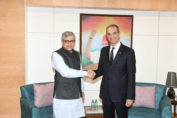 ICT Minister, Indian Counterpart Discuss Cooperation in GII, DX, Capacity-Building The Minister of Communications and Information Technology Amr Talaat met, today, with the Minister for Railways, 83062