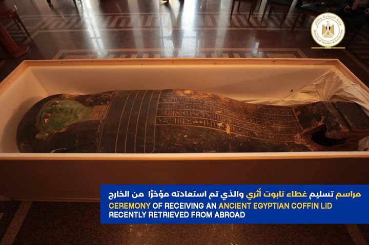 شهد صباح اليوم وزيرا الخارجية والسياحة والآثار مراسم تسليم غطاء تابوت الكاهن عنخ إن ماعت والمعروف بالتابوت 87180