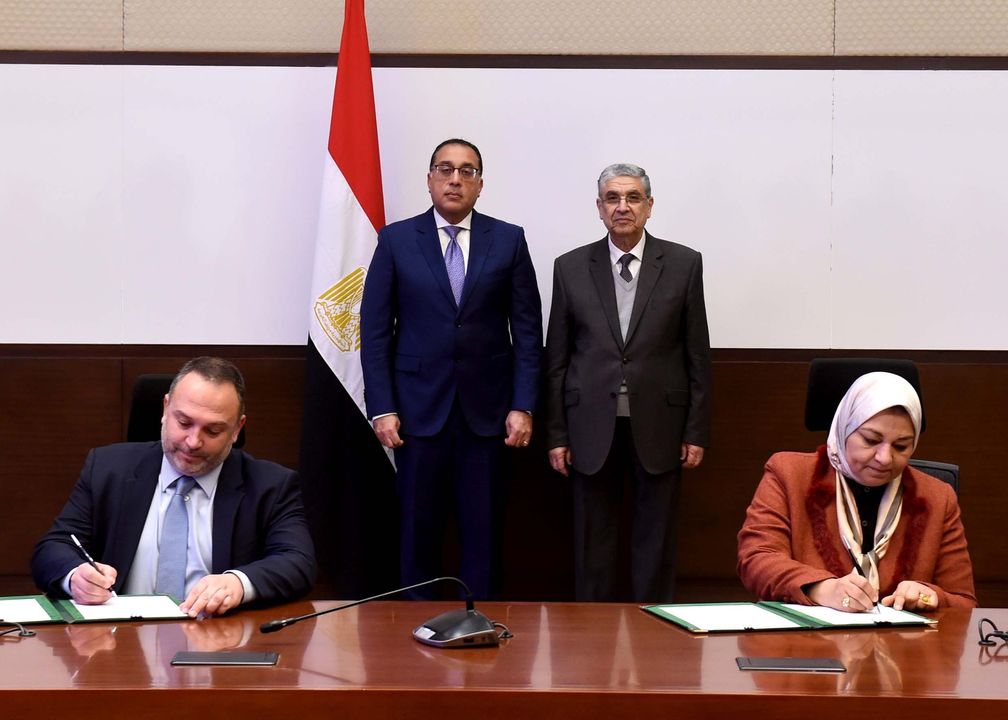 رئيس الوزراء يشهد توقيع عقدى تقديم خدمات استشارية فى قطاع الكهرباء والطاقة الجديدة والمتجددة شهد الدكتور 89345