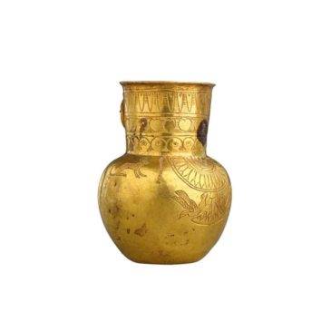 المتحف المصري روائع إناء من الذهب إقترن بالمعبودة باستت زخرف الجزء العلوى من الآناء بإفريز من أوراق Flpa7LYXEAIw3lZ