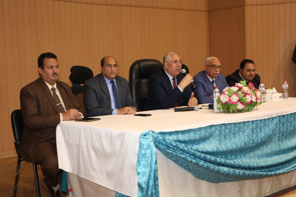 وزارة الزراعة واستصلاح الأراضي: وزير الزراعة يجتمع مع قيادات حماية الأراضي بالوزارة على 15070