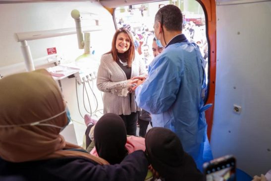 السفيرة سها جندي تتفقد قافلة طبية برعاية وزارتي الهجرة والصحة لأهالي الاسمرات بمشاركة خبير مصري بالخارج 34017