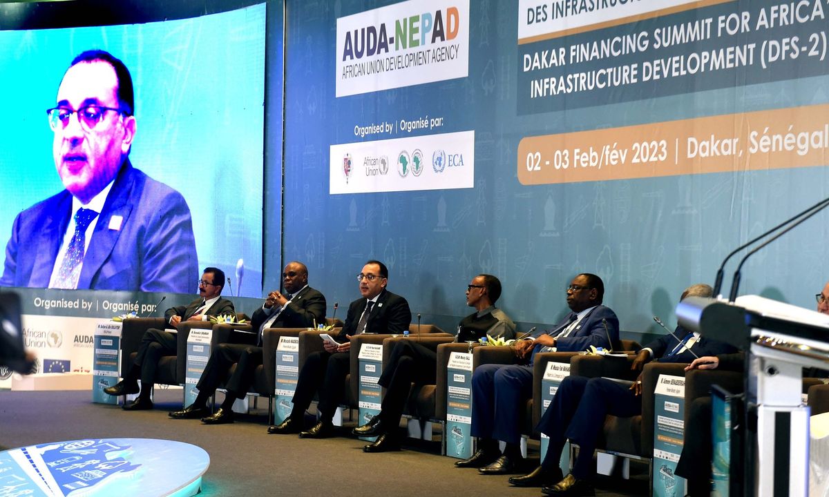 خلال مشاركته في المائدة المستديرة الرئاسية بـ قمة داكار لتمويل البنية التحتية في أفريقيا: رئيس الوزراء 49693