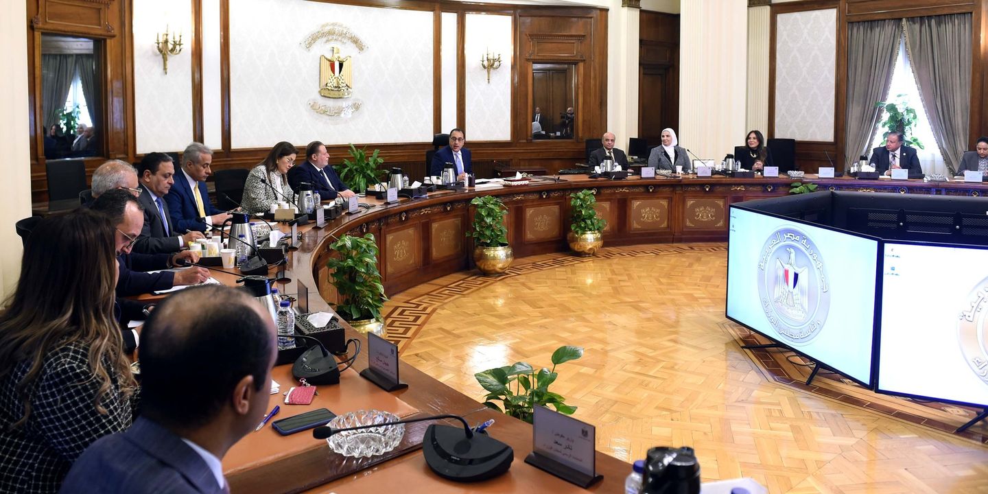 تنفيذاً لتوجيهات رئيس الجمهورية: الحكومة تُعد استراتيجية وطنية متكاملة لمكافحة البطالة عقد الدكتور 69515