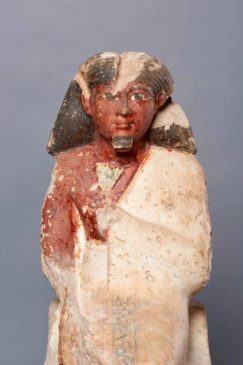 المتحف المصرى روائع تمثال من بدروم المتحف لشخص يدعى امنحتب من الحجر الرملى الملون Fn5TaeyWAAEXoDt