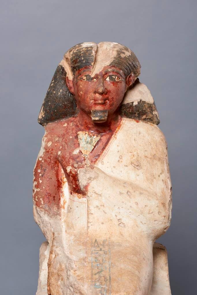 المتحف المصرى روائع تمثال من بدروم المتحف لشخص يدعى امنحتب من الحجر الرملى الملون Fn5TaeyWAAEXoDt