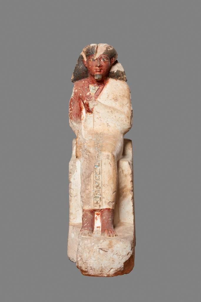 تمثال من بدروم المتحف لشخص يدعى امنحتب من الحجر الرملى الملون Fn5TvACXkBUzwSB