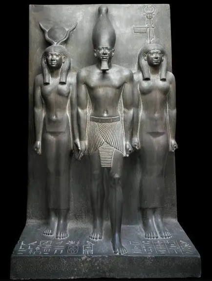 المتحف المصري المجموعة الثلاثية لمنكاورع المصدر: الجيزة، معبد الوادي الخاص بمنكاورع عصر الدولة القديمة، FoOMi