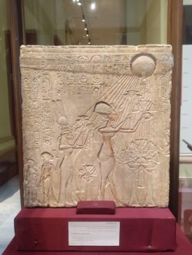 المتحف المصري عيدالحب عرض نقش يمثل أخناتون وزوجته نفرتيتى كقطعة مميزة لشهر فبراير لألقاء الضوء على الحب فى Fo vkhjWAAADEce