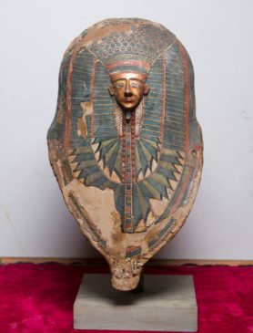 المتحف المصري روائع قناع من الكارتوناج وعليه وجه صغير من الجص المذهب لرجل، ويحمل اسمي زوجتيه من عصر الانتقال Foi04O5WcAMz4r7