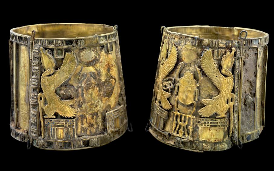 مخازن المتحف المصري أسورتان من الذهب المطعم بالأحجار الملونة، نقش عليهما رموز للحماية وجدت فى مقبرة الملكة FpVtTe2XgAAVfgu