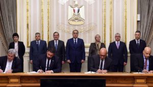 رئيس الوزراء يشهد مراسم توقيع اتفاقية المساهمين بين قناة السويس ومجموعة شركات V اليونانية لإنشاء شركة تختص