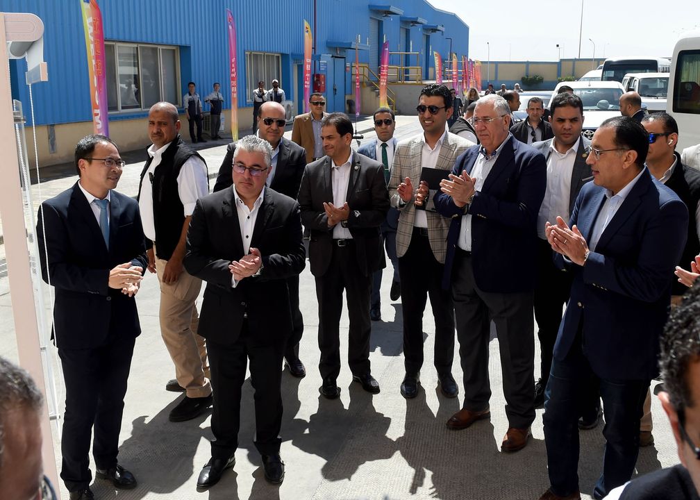 خلال جولته بمشروعات المنطقة الاقتصادية لقناة السويس: رئيس الوزراء يشهد افتتاح خط الإنتاج الجديد بمصنع 78367