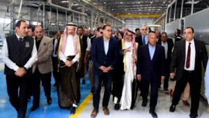 عقب جولته بمشروعات ميناء العين السخنة: 
رئيس الوزراء يتفقد مصنع الشركة العربية للتجارة والتصنيع وخدمات