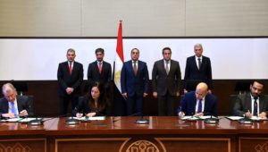 رئيس الوزراء يشهد توقيع مذكرة تفاهم مع شركتين عالميتين لتطوير مجال الفحص الطبي في مصر 
 شهد الدكتور