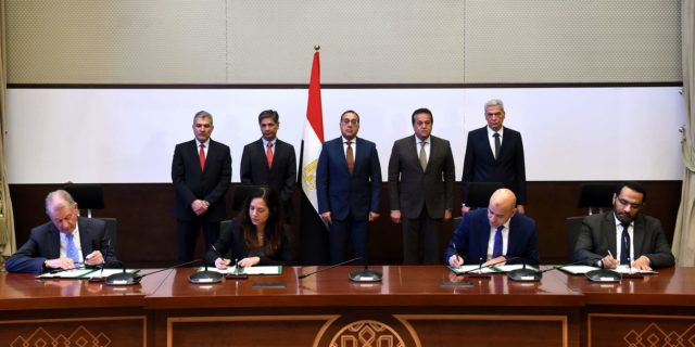 رئيس الوزراء يشهد توقيع مذكرة تفاهم مع شركتين عالميتين لتطوير مجال الفحص الطبي في مصر شهد الدكتور 89505
