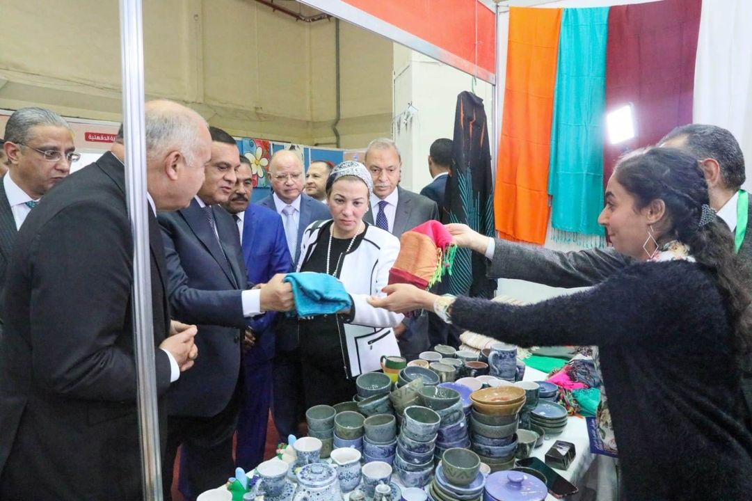 وزيرة البيئة تشارك في افتتاح معرض أيادي مصر للمنتجات اليدوية والتراثية بالدورة ٥٦ لمعرض القاهرة الدولي 93854