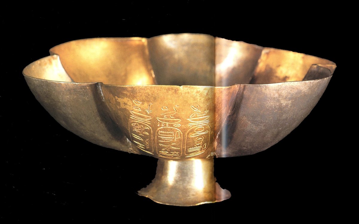 المتحف المصري روائع إناء ذهبي للملك بسوسنس الأول بشكل زهرة وهو مصنوع من الذهب والإلكتروم ويحمل الإناء من FrHRukFWYAEXjPp