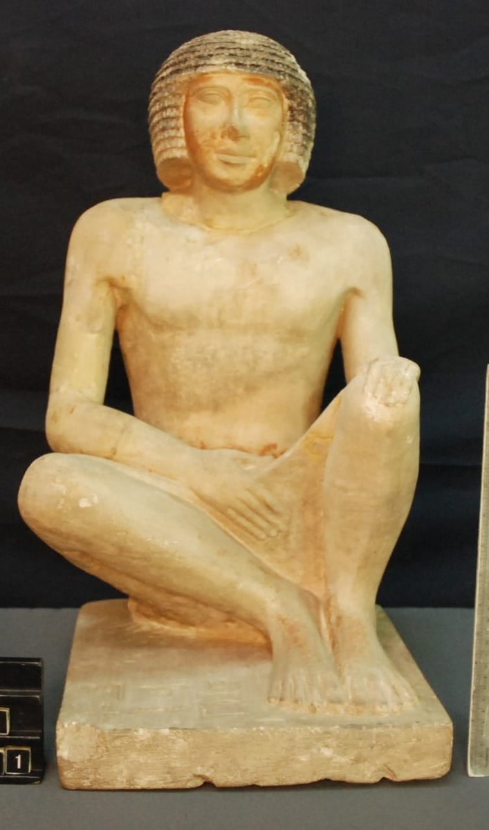 المتحف المصري روائع تمثال الطبيب نى عنخ رع الثاني، رئيس الأطباء في القصر الملكي، خلال أواخر عصر الأسرة FrHSIsEXoAYrDUQ