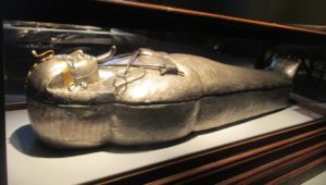 المتحف المصري روائع 
تابوت من الفضة للملك بسوسنس الأول عصر الإنتقال الثالث، الأسرة الحادية والعشرون 
المصدر: