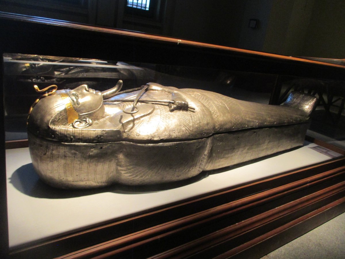 المتحف المصري روائع تابوت من الفضة للملك بسوسنس الأول عصر الإنتقال الثالث، الأسرة الحادية والعشرون المصدر: FrrepEzWYBEkRfs