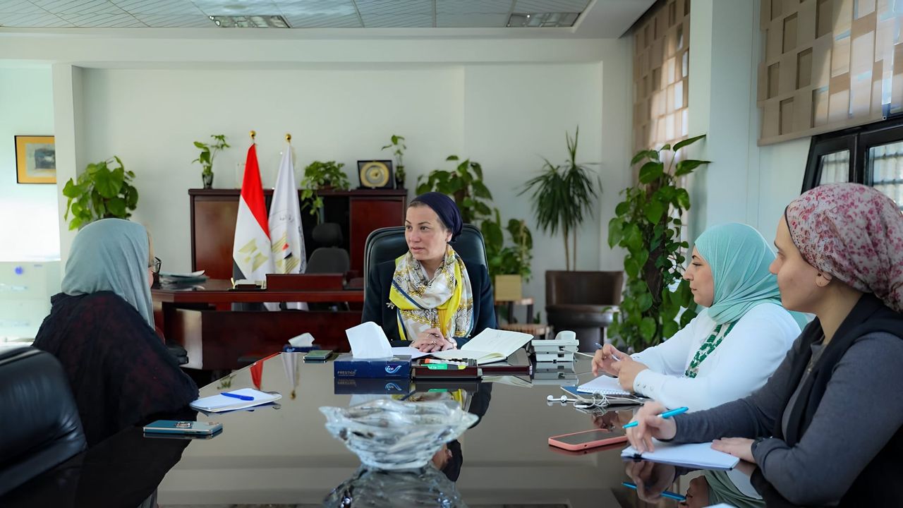 وزيرة البيئة تستقبل الرئيس التنفيذى لمؤسسة بنك الكساء المصرى لمناقشة سبل الاستدامة والحفاظ على الموارد 35700