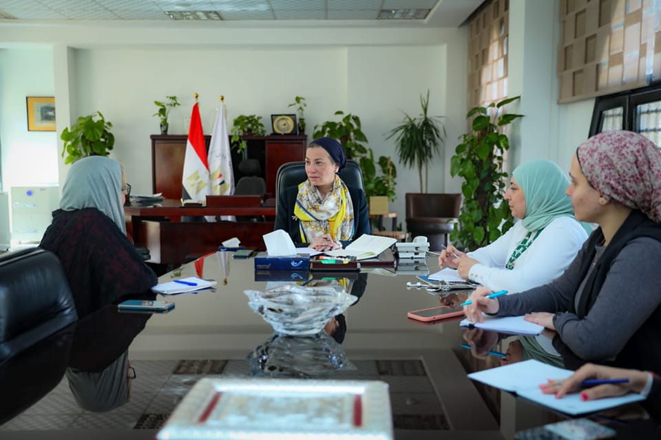 وزارة البيئة: وزيرة البيئة تستقبل الرئيس التنفيذى لمؤسسة بنك الكساء المصرى لمناقشة سبل 40390