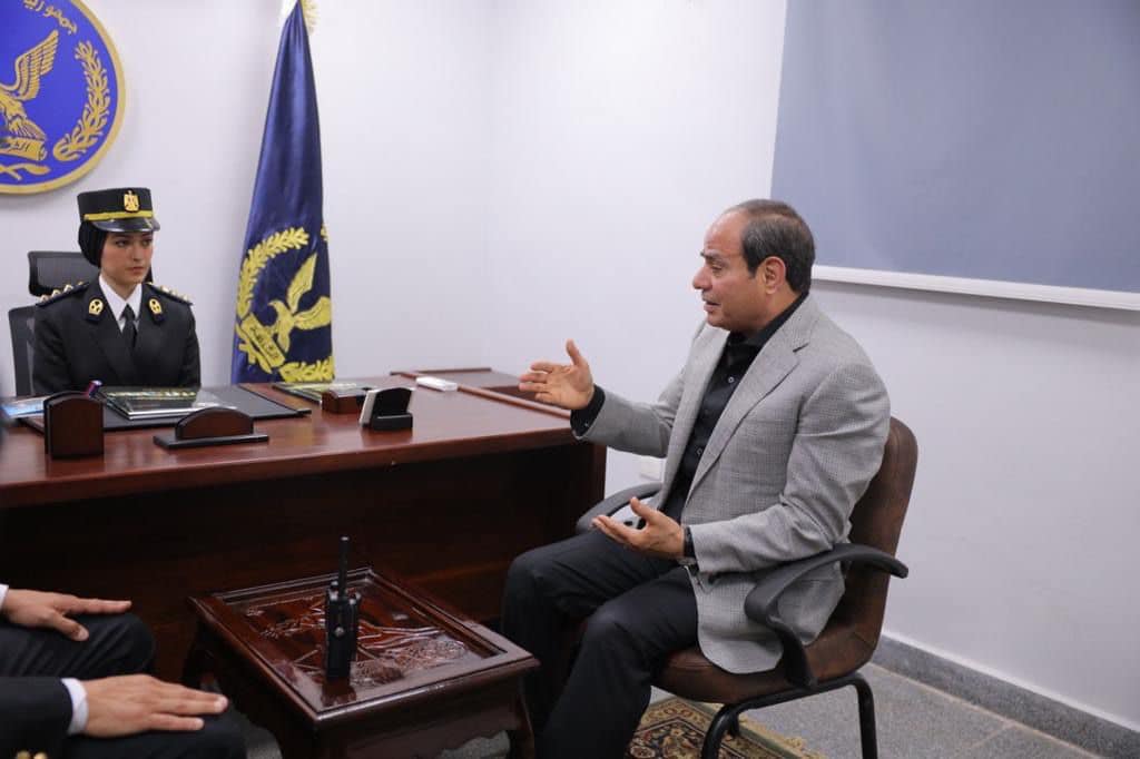 السيد رئيس الجمهورية يتفقد في زيارة مفاجئة قسم شرطة مدينة نصر أول ويتناول الإفطار مع ضباط وأفراد القسمPhotos from 96386