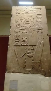 المتحف المصري روائع عمود للملك سنوسرت الأول عثر عليه في حفرة كبيرة فى فناء الصرح السابع لمعبد آمون بالكرنك IocxR7I4m4NeDFSR
