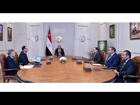 السيد الرئيس عبد الفتاح السيسي يطلع على بيان بحركة الملاحة في قناة السويس hqdefaul 35