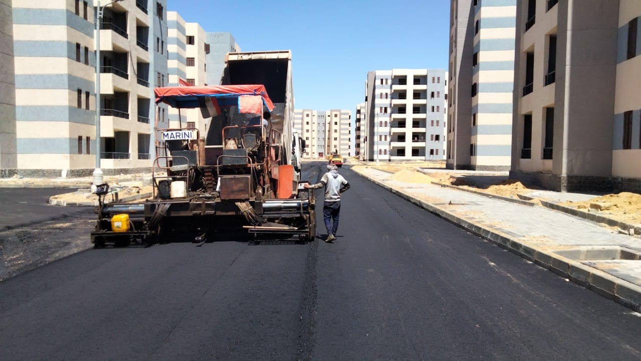 رئيس جهاز مدينة حدائق العاصمة يتفقد أعمال الطرق والإسكان والمرافق الجاري تنفيذها بالمدينة 16604