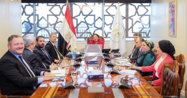 وزيرة البيئة تبحث مع تحالف المساهمين اليوناني المصري الشق البيئي لمشروع خدمات لإدارة مخلفات السفن بقناة 25044