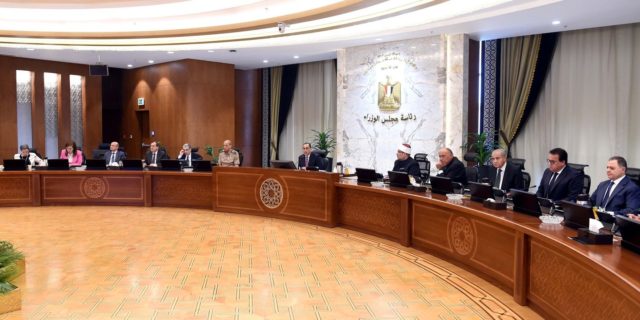 خلال ترأسه اجتماع الحكومة اليوم بمقرها بالعاصمة الإدارية الجديدة: رئيس الوزراء يُشيد بافتتاح مجمع مصانع 60375