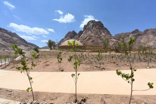 عقب تفقد الأعمال بمنطقة الزيتونة: وزير الإسكان ومحافظ جنوب سيناء يتفقدان مركز الزوار ضمن مشروع تطوير موقع 93636