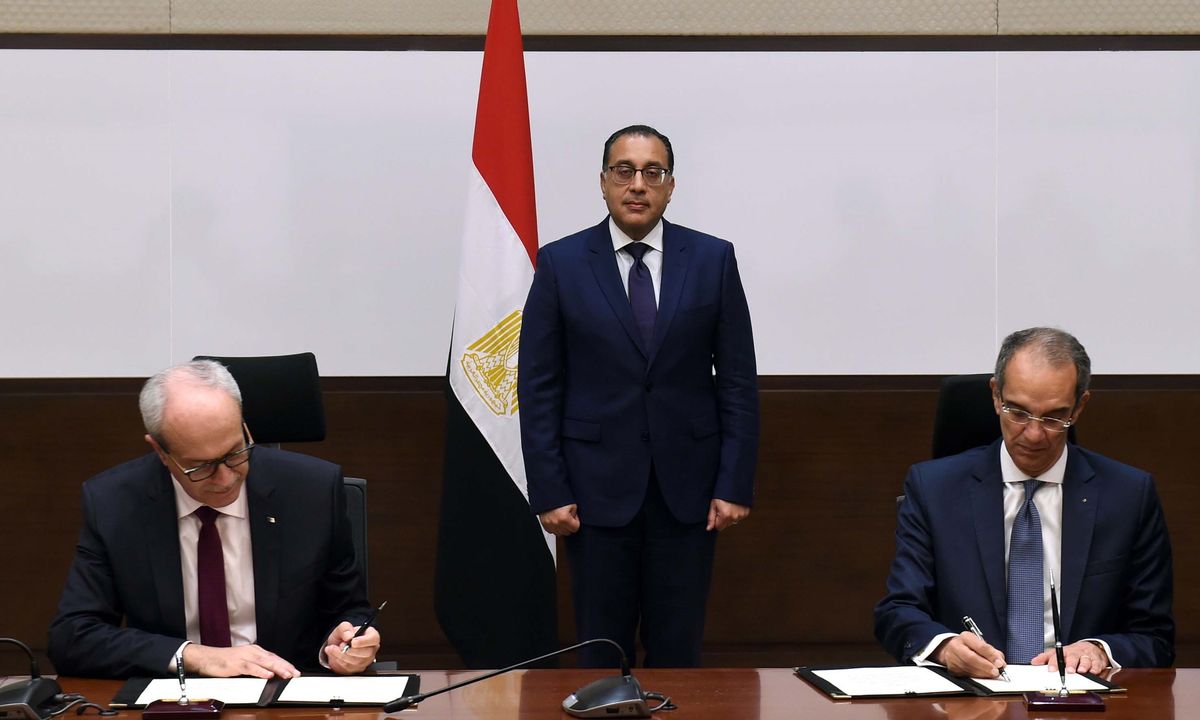 رئيس الوزراء يشهد توقيع مذكرة تفاهم للتعاون بين مصر والجزائر في مجال الاتصالات وتكنولوجيا المعلومات والبريد 33645