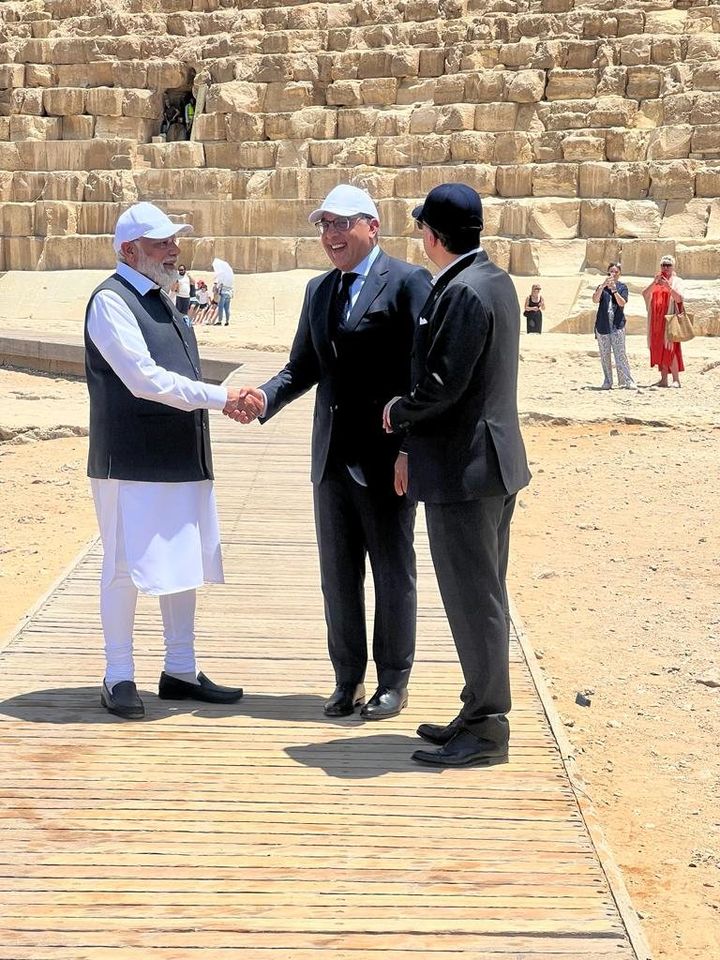 في إطار الزيارة التي يقوم بها إلى مصر: رئيس الوزراء يصطحب نظيره الهندي في جولة بمنطقة الأهرامات اصطحب 66550