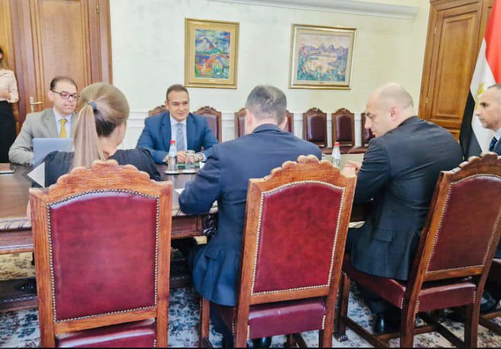 سفير جمهورية مصر العربية لدى صربيا يناقش سبل تطوير العلاقات الثنائية مع النائب الأول لرئيس الوزراء ووزير 82050