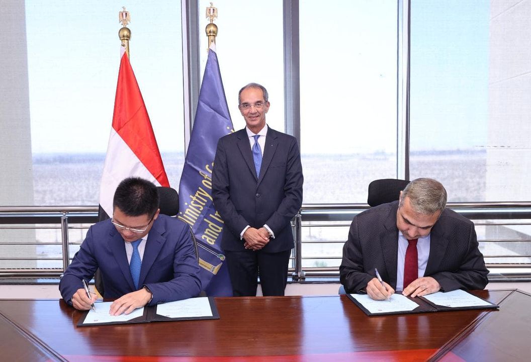 ICT Minister Witnesses Signing of MOU, LOI with Huawei The Minister of Communications and Information Technology Amr Talaat has witnessed the signing of an MOU between the Information Technology 62961