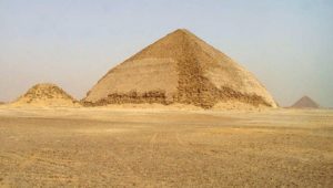 15 يوليو 2023 
- الهرم المنحني بدهشور آمن تماما ولا صحة لما يتردد بسقوط بعض أحجاره 
--------- 
بشأن ما أثير على بعض