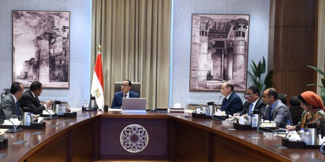 رئيس الوزراء يتابع مع محافظ أسيوط موقف تنفيذ المشروعات بالمحافظة تابع الدكتور مصطفى مدبولي، رئيس مجلس 86477
