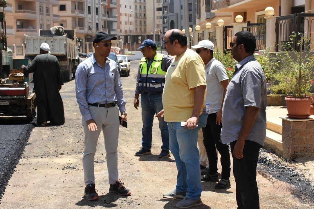 رئيس جهاز القاهرة الجديدة يواصل الجولات التفقدية لمتابعة مشروعات الطرق والمرافق الجارية بالمدينة حرص 64880