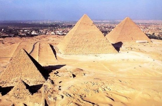 وزارة السياحة والآثار : أهرامات الجيزة مفتوحة للزيارة ولا صحة لما يتردد بغلقها جزئيًا للتطوير 69314