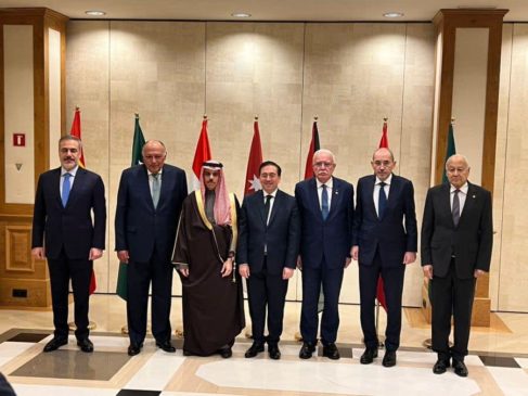 📍برشلونة …صورة جماعية للسادة وزراء خارجية اللجنة العربية الاسلامية ( مصر/ فلسطين/ السعودية/ الأردن/ تركيا)، 21900 1