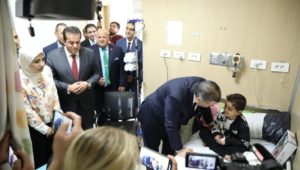 وزارة الصحة والسكان: 
وزير الصحة ونظيره التركي يتفقدان الخدمات الطبية المقدمة للجرحى والأطفال