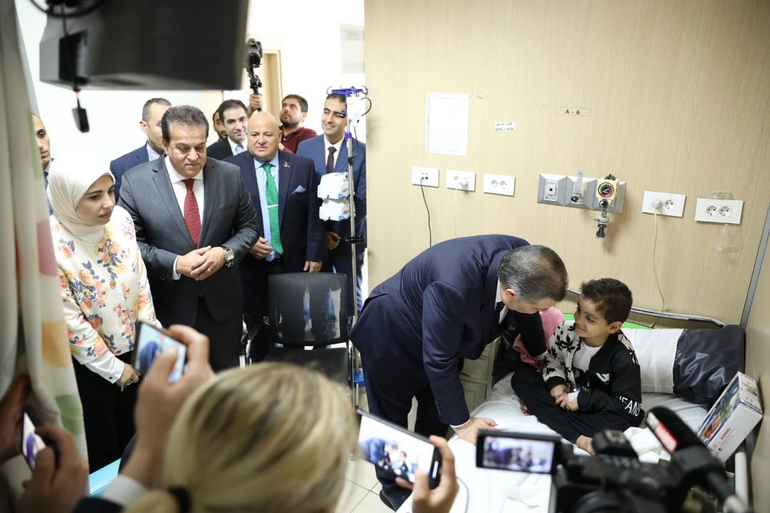 وزارة الصحة والسكان: وزير الصحة ونظيره التركي يتفقدان الخدمات الطبية المقدمة للجرحى والأطفال 27486