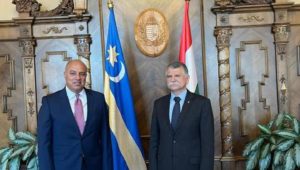 سفير مصر لدى المجر يلتقي برئيس البرلمان المجري لتأكيد الموقف المصري والعربي إزاء الحرب في غزة