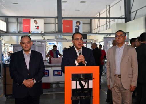 على هامش جولته بالعبور والعاشر من رمضان: رئيس الوزراء في تصريحات تليفزيونية: قطاع الصناعة هو الأمل الذي 87298