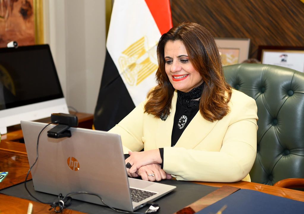 وزيرة الهجرة تلتقي خبيرا مصريا بالخارج لبحث تدريب الممرضين وإنشاء مركز متخصص في جراحات الأجنة والأبحاث … 99230